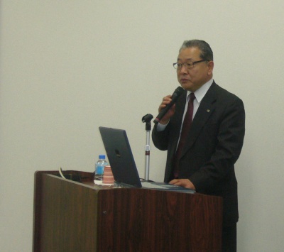 主催者あいさつをする同協会 総務委員会 委員長の岡田正廣氏