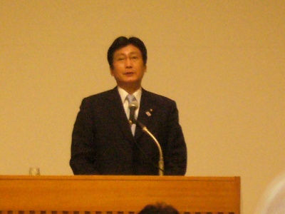 冒頭のあいさつで「厳しい状況の今だからこそ、不動産投資の方策を構築していくことが大切」と語る金子一義国土交通大臣