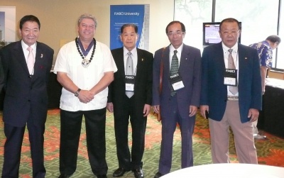 全宅連参加団とルイス・コレラ世不連会長(左から岡田氏、ルイス氏、松尾氏、山口氏、西本氏)