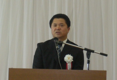 施主挨拶をするプレジデント兼日本共同CEOの山田御酒氏