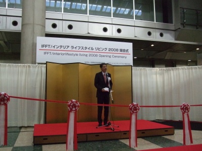 開会のあいさつをする(社)国際家具産業振興会会長、小菅康正氏