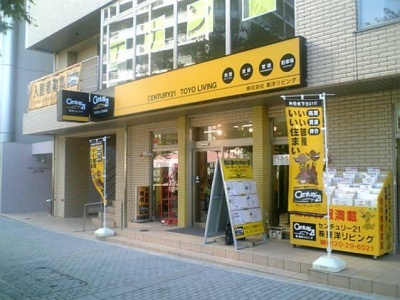 新店舗デザイン。従来の店舗デザインと比べ、店舗名等の表現がよりシンプルになっている