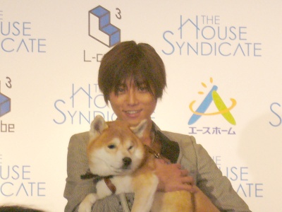 第1号物件のプロデュースに携わったタレントの杉浦太陽さんと、同商品のキャラクターとして登場していた犬のエースくんが会見に登場