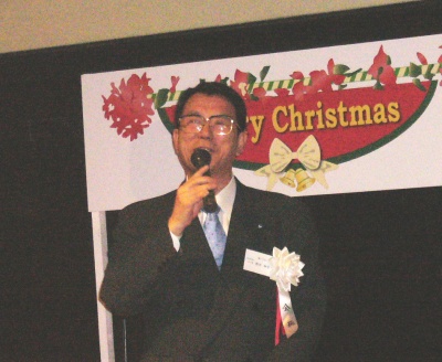 あいさつをする荒井会長