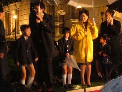 子供たちとともに「発電床」を足踏みする元環境大臣の小池百合子氏