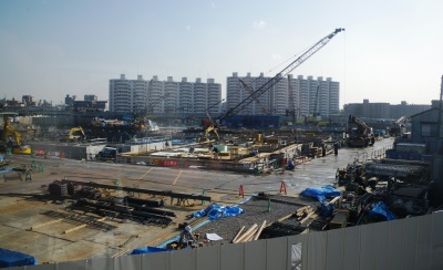 工事が進む現地。総面積は6haにも及ぶ。敷地奥(南側)に走るのはJR東海道線