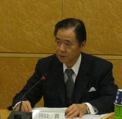 理事長あいさつをする川口理事長