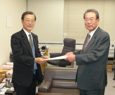 小澤敬市・国交省大臣官房建設流通政策審議官(写真左)に要望を手渡す、全宅連・伊藤会長