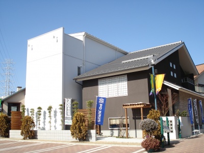 川口・鳩ヶ谷住宅公園に建つ、30坪台の展示場2棟。右が「和美庵」、左が「アルジール」