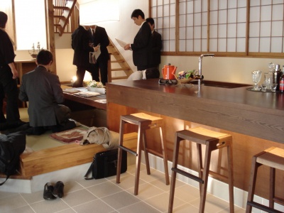 「和美庵」の土間キッチン。おもてなしができる畳ダイニングを併設することで、来客への対応力を高めている