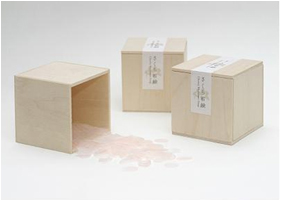 昨年度「デザインコンペ」一般の部 グランプリ、東京ミッドタウンオーディエンス賞を受賞した近藤真由美氏「さくら石鹸」(さくらの花びらに見立てた薄紅色の石鹸)