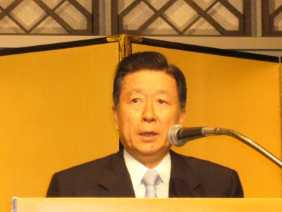あいさつする岩沙理事長