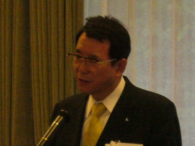 「われわれが同じ学び舎で学んだことは一つの縁であり、今後も積極的に先輩・後輩の連携をとっていきたい」と語る荒井会長