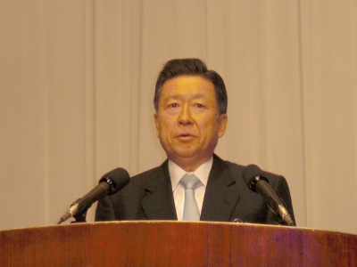 「2009年度は再生と信頼回復の年としたい」とあいさつする理事長の岩沙弘道氏(三井不動産(株)代表取締役)