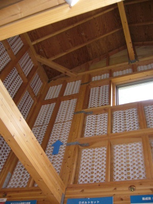 「壁対内換気システム」において壁体内から小屋裏に流れる空気の流れ(空気の流れは写真内矢印)