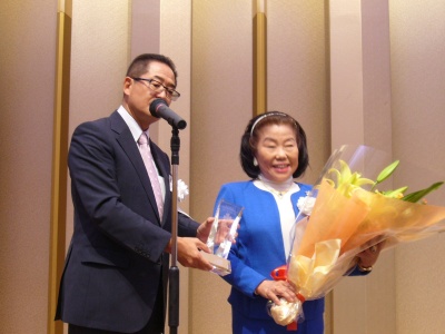 これまでの功績に対し、直前会長となった北澤艶子氏に感謝状と記念品を授与する三好氏