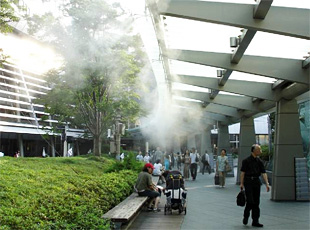 六本木ヒルズでのドライミスト噴霧風景