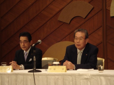 「景気対策をどのように生かすかが重要」と話す(社)全国宅地建物取引業協会連合会会長の伊藤 博氏(写真右)