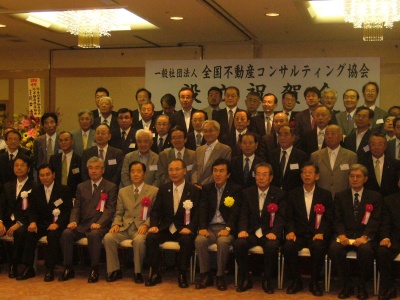 祝賀会参加者による記念撮影の様子