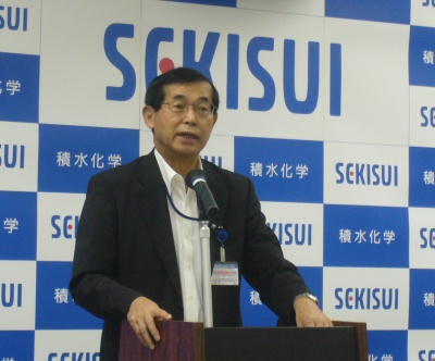 「CSRは当社のDNA。CSRを果たすための目標を掲げ、これからも社会から期待される企業をめざしていきたい」と述べる積水化学工業(株)取締役専務執行役員・CSR部長の伊豆喆次氏