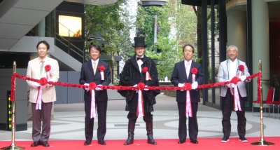 テープカットの様子。左から三菱一号館美術館館長・高橋明也氏、丸の内商店会会長・加藤 譲氏、中村獅童氏、三菱地所(株)取締役社長・木村惠司氏、(株)トゥモローランド代表取締役・佐々木啓之氏