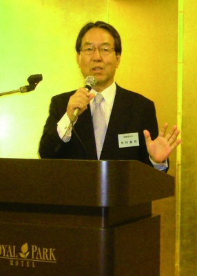 あいさつする木村社長