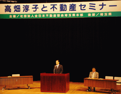 あいさつする川口理事長