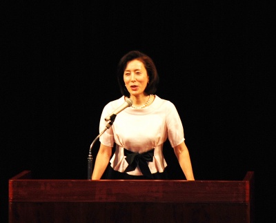 講演をする高畑淳子氏