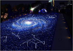 「無限大の宇宙」をテーマに芝生広場で実施された、08年クリスマスイルミネーションの様子