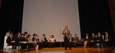 講評する審査委員長の岩村氏と受賞者(向かって左)