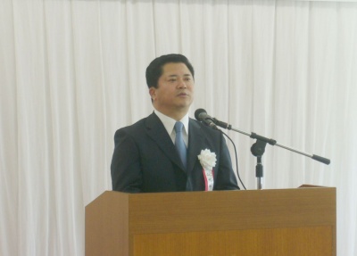 あいさつを述べる同社プレジデント兼日本共同CEOの山田御酒氏