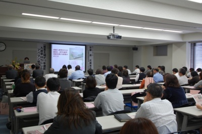 100名以上の参加者が詰めかけた講演会場