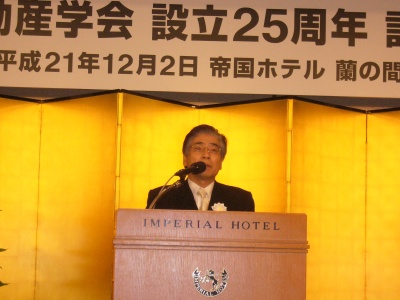 あいさつを述べる同学会会長の三橋博巳氏