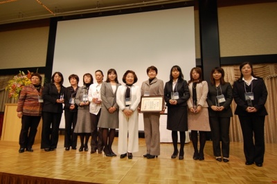 「(財)日管協ワーキングウーマン」に選出された女性たち(中央にレディース委員長・北澤艶子氏)