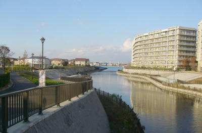 運河を挟んで左側が戸建住宅街区「レイクタウン美環の杜」、右側がマンション街区「D