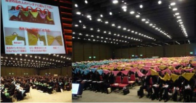 「参加者全員でギネス世界記録に挑戦!」風景。バンダナを列ごとに結ぶ様子(写真左下)、結び終わり持ち上げている様子(写真右)