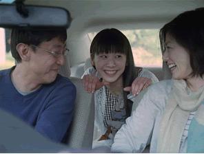 新TVCF「いつも3人篇」のひとコマ。中央が女優の夏帆さん