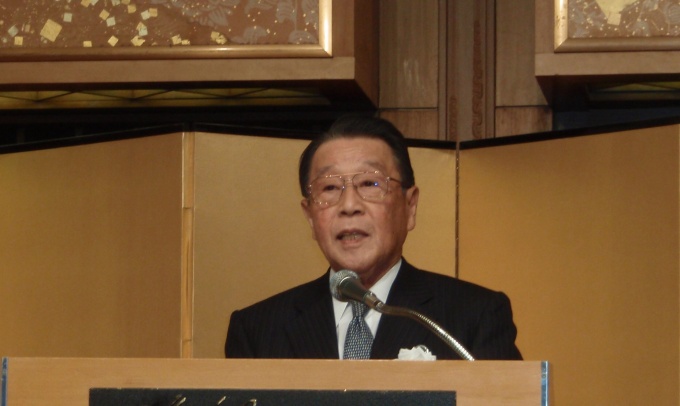 「2009年は本格的な政権交代が行なわれるなど、歴史に残る1年となった」と語る髙木会長