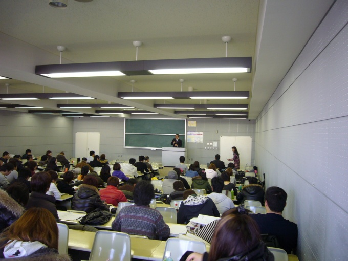 学生に向かって熱弁をふるう(財)日本賃貸住宅管理協会会長の三好 修氏