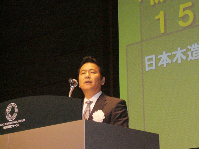 「われわれが責任をもって、建物の耐震性を向上させていかなければいけない」などと述べる、木耐協理事長の小野秀男氏