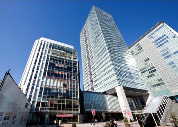 「秋葉原ダイビル・駅前プラザ」(左)と「秋葉原ダイビル」(中央)