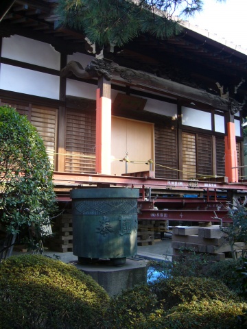 本妙院本堂の床下ではジャッキアップ後、免震工事を施工している