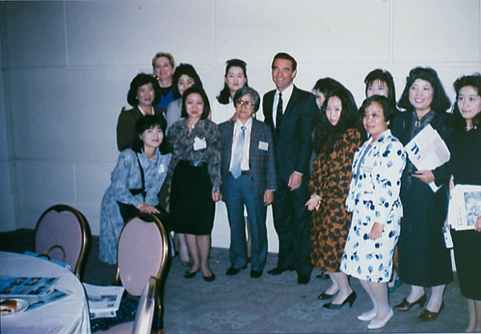 1990年、姫野氏を団長に女性海外ツアー「米国不動産事情視察団」(不動産流通研究所企画)を実施した。ロサンゼルスのジョンダグラス社にて。中央の男性がジョン・ダグラス氏、その左隣が姫野氏。