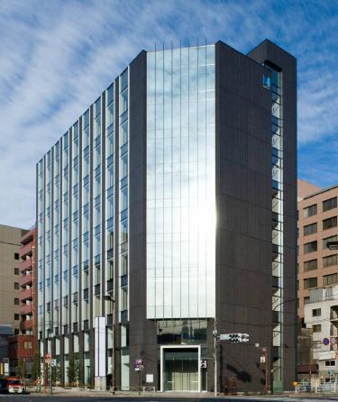 「ヒューリック両国ビル」外観パース。外装には、和を感じる瓦の艶と色(銀ねず)をイメージしたタイルや武家屋敷をイメージした縦連窓とガラスリブサッシを採用