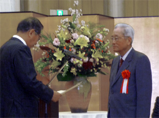 感謝状を授与される森 稔氏
