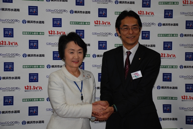 懇談会を前に手を取り合う神奈川宅協・和氣会長(右)と林・横浜市長