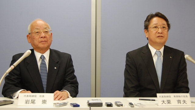会見に臨む大栗育夫・次期社長(右)と、岩尾 崇・現社長(左)