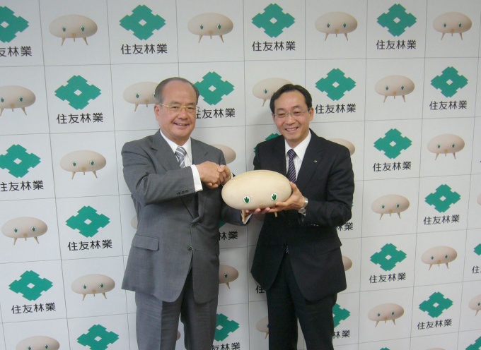 現・代表取締役執行役員社長の矢野 龍氏(左)と新代表取締役社長に就任する市川 晃氏(右)