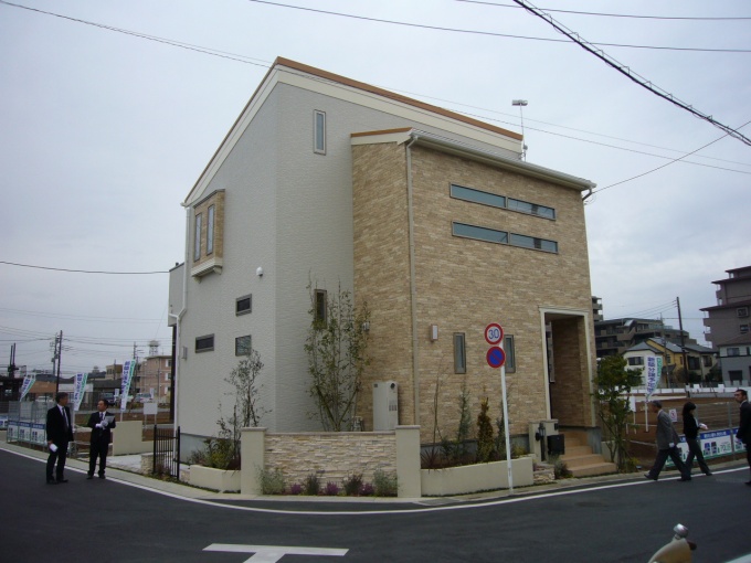 分譲戸建住宅「時めく街 草加」のモデルハウス外観。開発道路は幅員5~6mを確保した