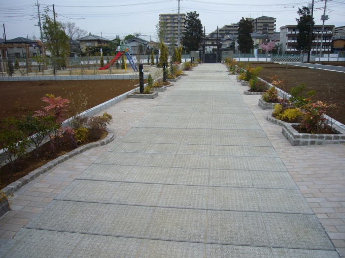 花壇を設置した歩行者専用道路「フットパス」。左奥に見えるのが、「草加トリネコ公園」